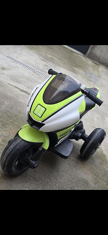 yamaha r3: Uşaq üçün elektrikli üçtəkərli motosiklet - Model üzərində yazılar — 2