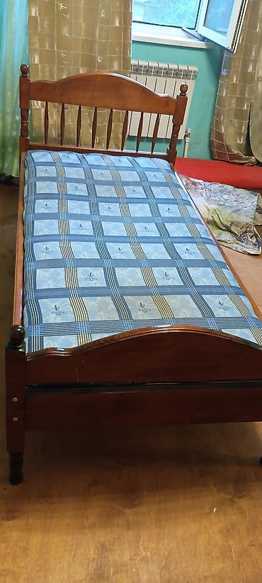 Çarpayılar: 2 ededdir . Taxta karkaslı və mavi damalı döşəkli tək nəfərlik — 2