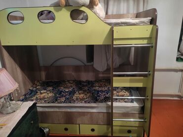 двух ярусные кровать: Спальный гарнитур, Двухъярусная кровать, цвет - Зеленый, Б/у