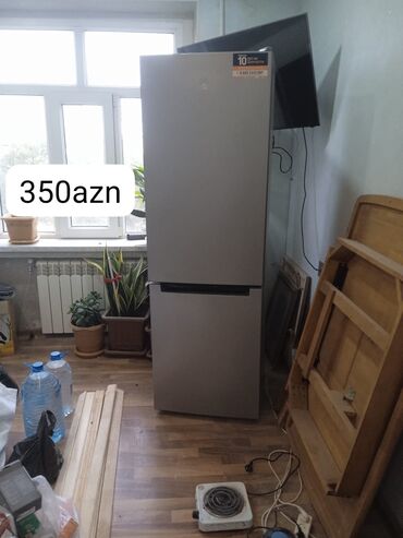 soyuducu dnepr: İki qapılı soyuducu (aşağıda dondurucu bölmə). Rəng: gümüş/metallic