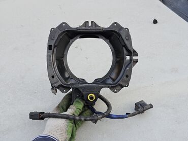 Диффузоры: Крепление правой открывающейся фары Mazda 323F (слепая), 1990г.в