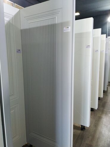 Seyflər: Müxtəlif dizaynlarda ağ rəngli qapılar. Ev və ya ofis interyerinə