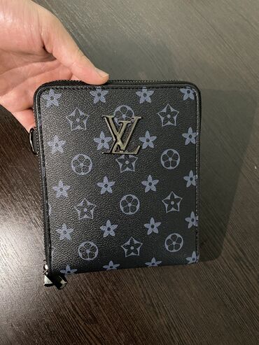 стильная кофта: Барсетка, Louis Vuitton, Материал: Комбинированный материал, Застежка на молнии, Множество карманов, Разделенные отделения, Новый