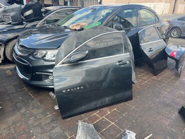 Avtomobil qapıları: Chevrolet Malibu modelinə aid, boz rəngdə olan avtomobil qapısı. Qapı — 9