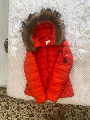 куртка зима детская: Куртка зима.Теплая.Холофайбер.Размер xs.Состояние отличное.Цена