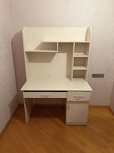Мебель на заказ: Açıq krem rəngli, çoxfunksiyalı yazı masası. Evdə və ya uşaq otağında — 1