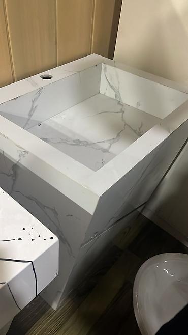 tulpan gul: Mərmər görünümlü vanna otağı lavabosu və konsol dəsti - Material — 3
