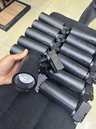 светодиодный светильник с датчиком движения: Светильники трековые LED, цилиндрический корпус, цвет – черный