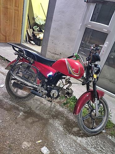 moped baqajı: Qırmızı rəngli şəhər tipli motosiklet - Yanacaq çəni və gövdə — 1