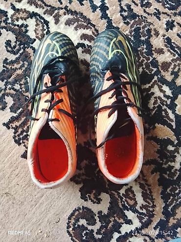 sari toplar: Butslar Nike, İşlənmiş — 3