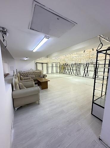 Продажа помещений свободного назначения: Продаётся коммерческое помещение в районе «Золотой квадрат» Площадь — 4