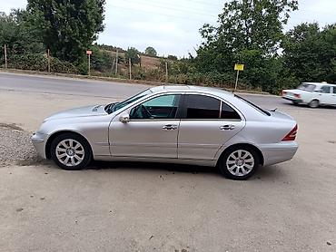 hyundai elantra 2016: Mercedes-Benz C-Class: 2.6 l | 2002 il Sedan — 1