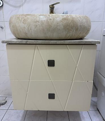 Hamam dolabları: Vanna otağı üçün mərmər üslubunda üstdən quraşdırılan lavabo və şkaf — 2