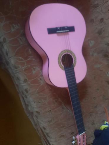 Gitaralar: Klassik akustik gitara – çəhrayı rəngdə - Korpus: tam ölçülü klassik — 1