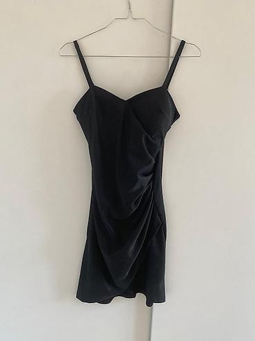Haljine: Ženska mini haljina sa tankim bretelama, dostupna u više boja: - crna — 8
