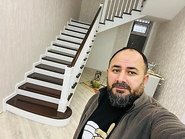 Digər tikinti xidmətləri: Taxta pilləkən, ağ rəngdə dirəkləri və qəhvəyi rəngdə pillələri ilə — 8