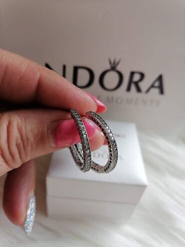 Minđuše: Pandora minđuše
Dobija se u kutijici
Cena:2100din — 7