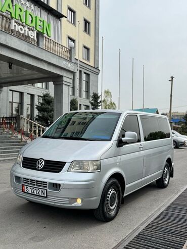 Volkswagen: Volkswagen Transporter, серебристого цвета. Подходит для перевозки