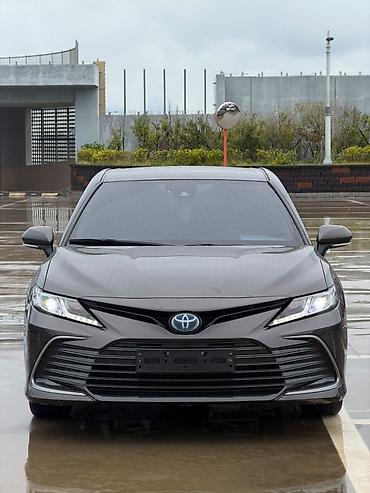 Транспорт: Toyota Camry: 2021 г., Гибрид, Седан — 1