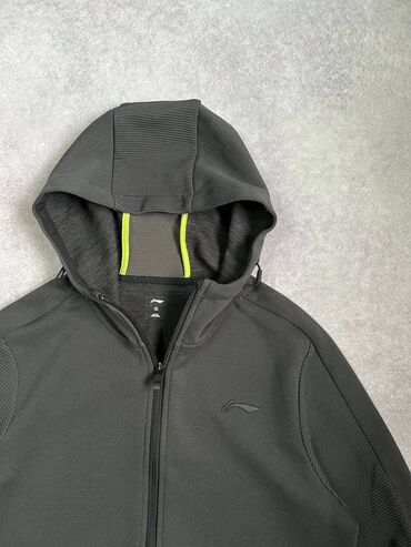 зимний спортивный костюм мужской: Li Ning 
Размер L
Состояние 9/10
Дефектов нет