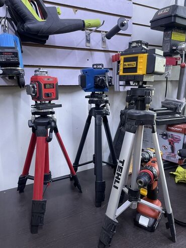 лазерная резка бетона: Лазерный уровень DEWALT, установленный на прочный штатив TEHLI