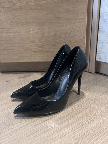 Туфли: Продаю каблуки 10см, 38р, одевала один раз, не подошли по размеру