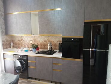 Другая мебель для дома: Mətbəx mebeli satılır 600₼. Əla vəziyyətdədir. Ölçü 4m. Üzərində