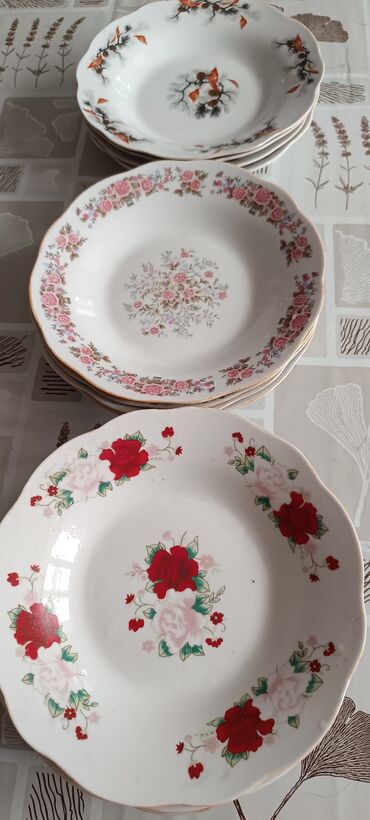 белые тарелки: Продаю тарелки размер 20 см глубокие, три расцветки . Подходит как для