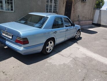 140 мерс: Mercedes-Benz E 220: 1995 г., 2.2 л, Механика, Бензин, Седан