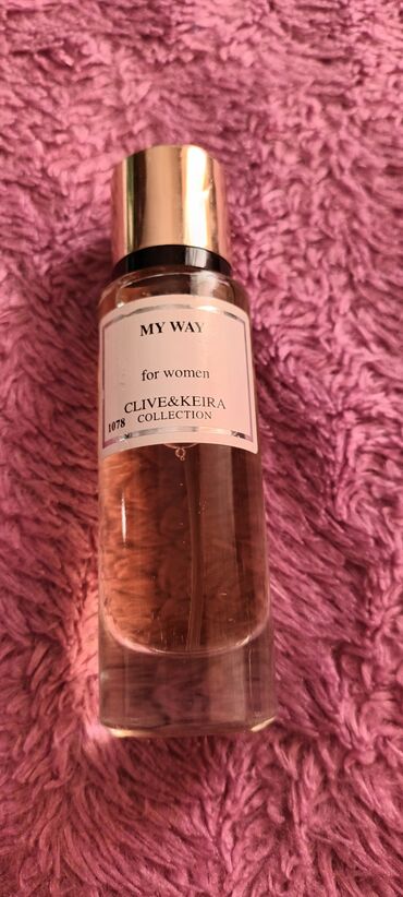 Şüşə butulkada qadınlar üçün "My Way" ətri. "Clive & Keira