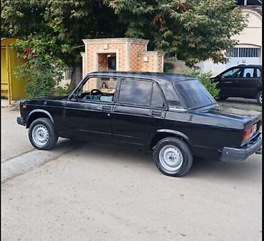 avtomobiler: VAZ 2107, qara sedan. - Kuzov: klassik 4 qapılı sedan, qara rəng — 5