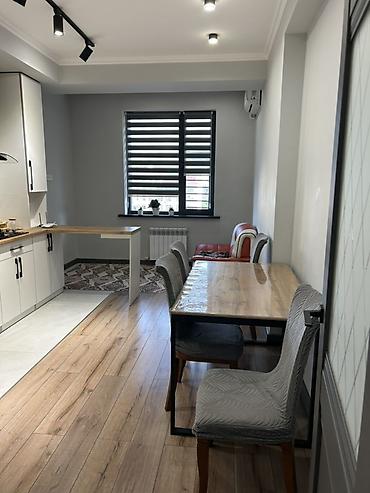 silver kitchen: Кухня-столовая и прихожая со встроенной техникой и мебелью — 2