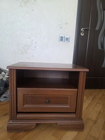 Тарелки: Klassik üslubda ağac fakturalı komod/yataq otağı tumbası. - Material