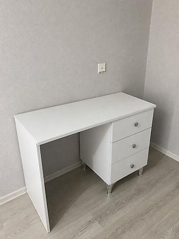 Üç qapili şkaf ve yazi masası Şkaf 200 manat Uzunluqu 185 İçi 50 Eni