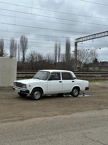 2107 faralar: VAZ 2107 sedan – ağ rəng, 4 qapı, arxa ötürücülü klassik model — 4