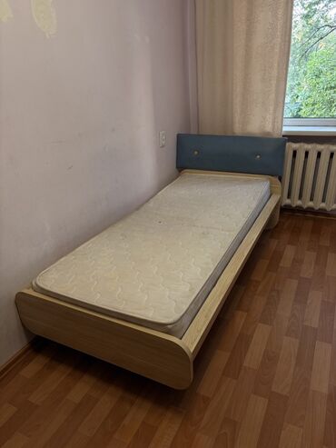 детская кроватка из дерево: Односпальная кровать с изящным дизайном и мягким изголовьем. Каркас