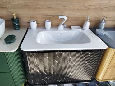 moydadır: Vanna otağı üçün şık lavabo və dolab dəsti - Üst hissə: parlaq ağ