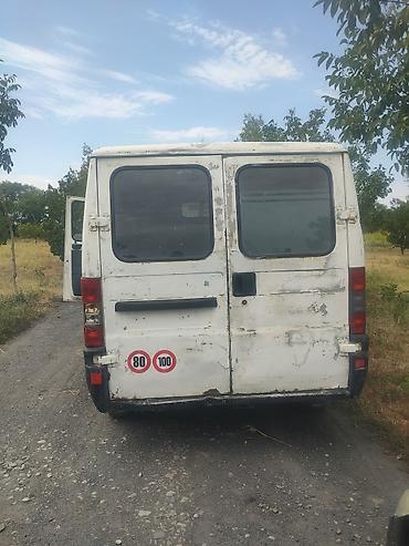 kombi 8 1: Dostupno: beli furgon/teretno vozilo sa dvoja prednja vrata i velikim — 7