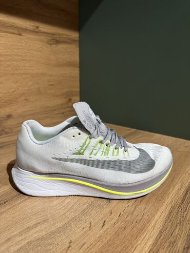 Кроссовки и спортивная обувь: Nike zoom fly
Беговая кроссовка из 
Америки 🇺🇸