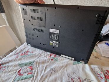 Acer: Acer laptop u srebrnoj boji, pogodan za svakodnevnu upotrebu. Tanak — 4