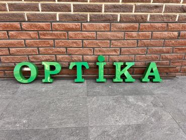 qaşıq naboru: Yaşıl rəngdə "OPTİKA" sözünü təşkil edən hərflər. Bu hərf dəsti optika