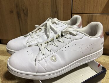 Krasofkalar və idman ayaqqabıları: Joma 40 razmer 
Go Sportdan alınıb 
Çox az geyinilib 
10 azn satılır