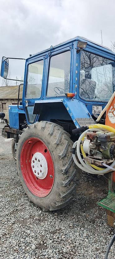 traktor yumze: Belarus MTZ təkərli traktor və asılan püskürdücü və gübrə səpənlə — 6