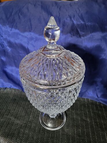 Činije: Bombonijera,pehar, kristal rucna obrada 70,80te. Pehar je — 6