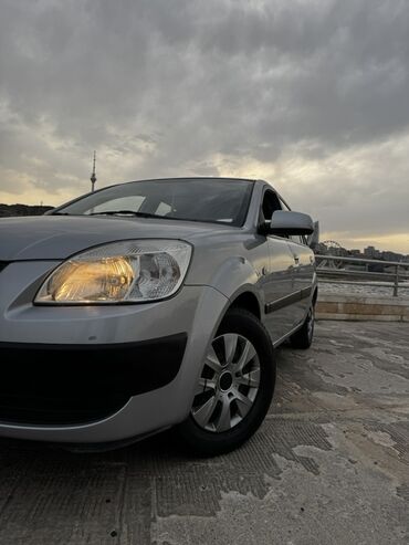 автозапчасти на фольксваген пассат б6: Model: Kia Rio hatchback Kuzov: 5 qapılı, gümüşü rəng Yanacaq: Benzin