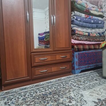 двуспальная кровать с ящиками: Трёхдверный платяной шкаф из ЛДСП под тёмное дерево. - Компоновка: 3