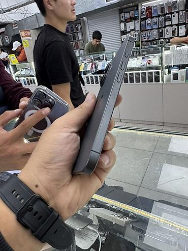 i3 11: IPhone 17, Б/у, 256 ГБ, Black Titanium, Зарядное устройство, Защитное стекло, Чехол, 100 % — 4