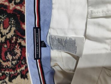 купить горнолыжный костюм мужской: Мужские брюки чинос от Tommy Hilfiger белого цвета, выполненные из