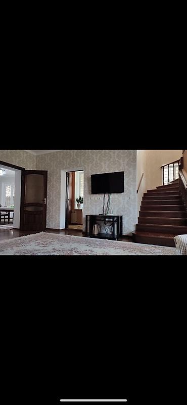 Продажа коттеджей и домов: Продается двухэтажный большой дом с просторной территорией. Адрес — 10