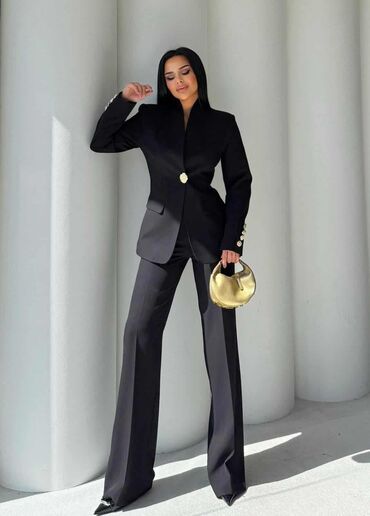 Kostimi: Elegantno žensko odelo u više boja, sa sakoom i pantalonama. Sako ima — 11